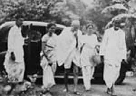 Gandhiji coming down from the car, seen are Ava Gandhi, Manu Gandhi and Kshitish Chandra Dasgupta at Sodepur Khadi Pratishthan.jpg